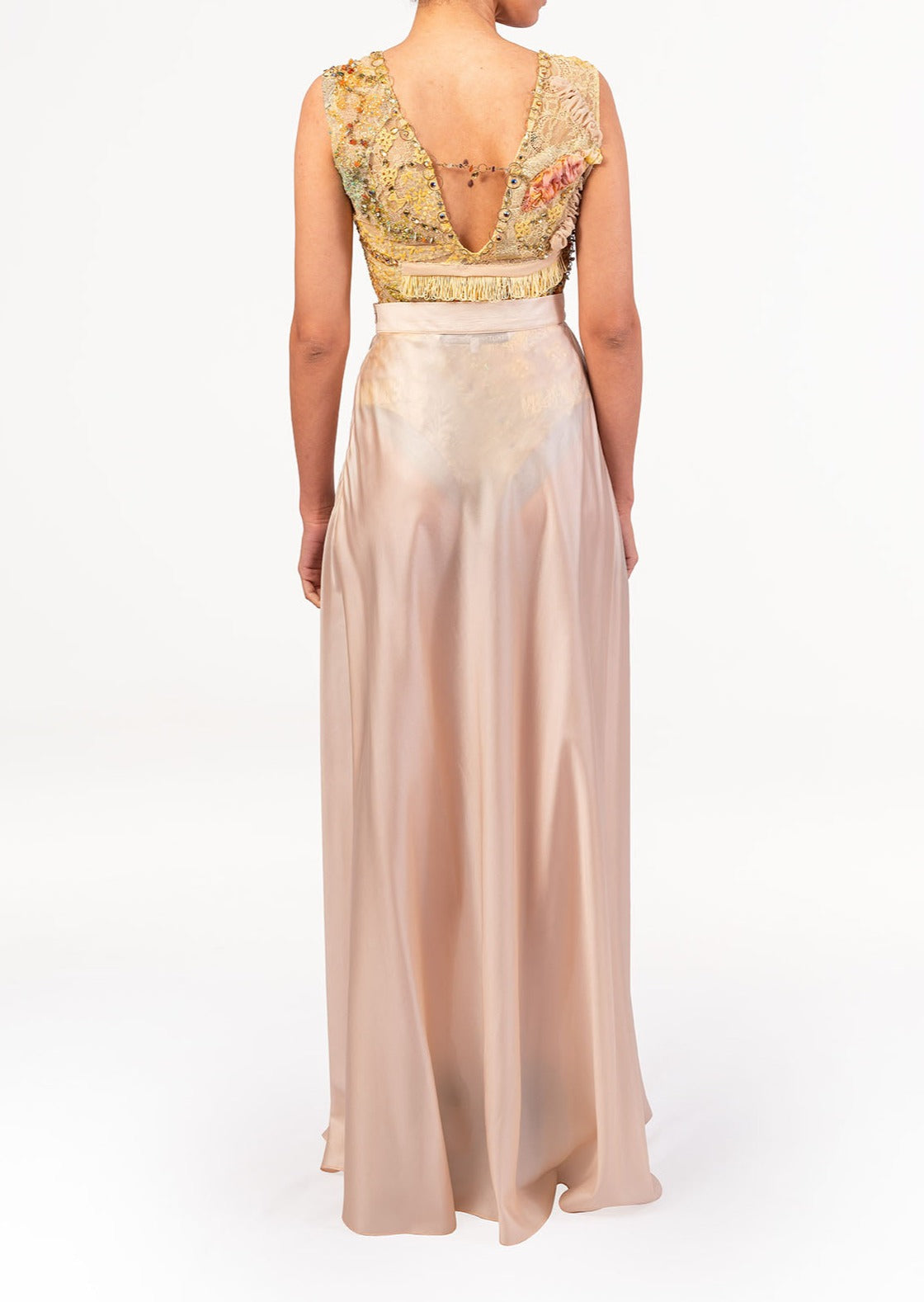 تنورة طويلة بلون الخوخ الفاتح