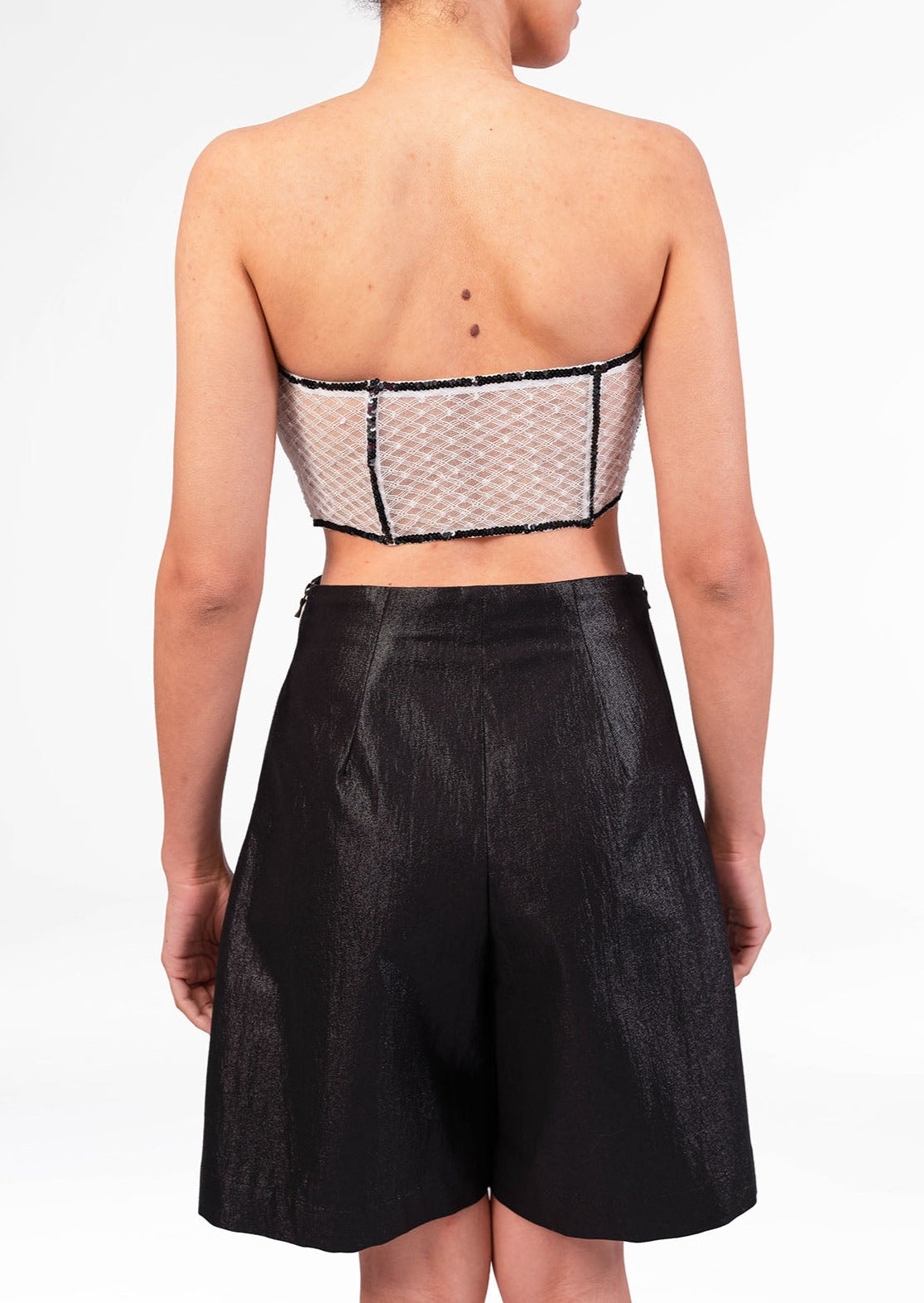 بلوزة دانتيل بيضاء