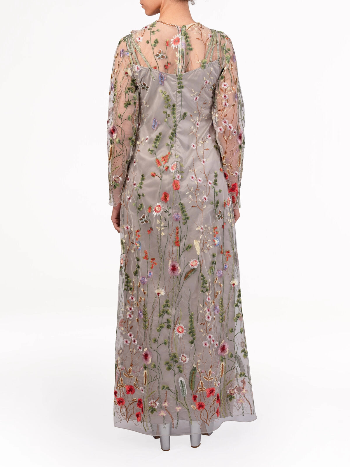 فستان فضي مع تطريز ملون