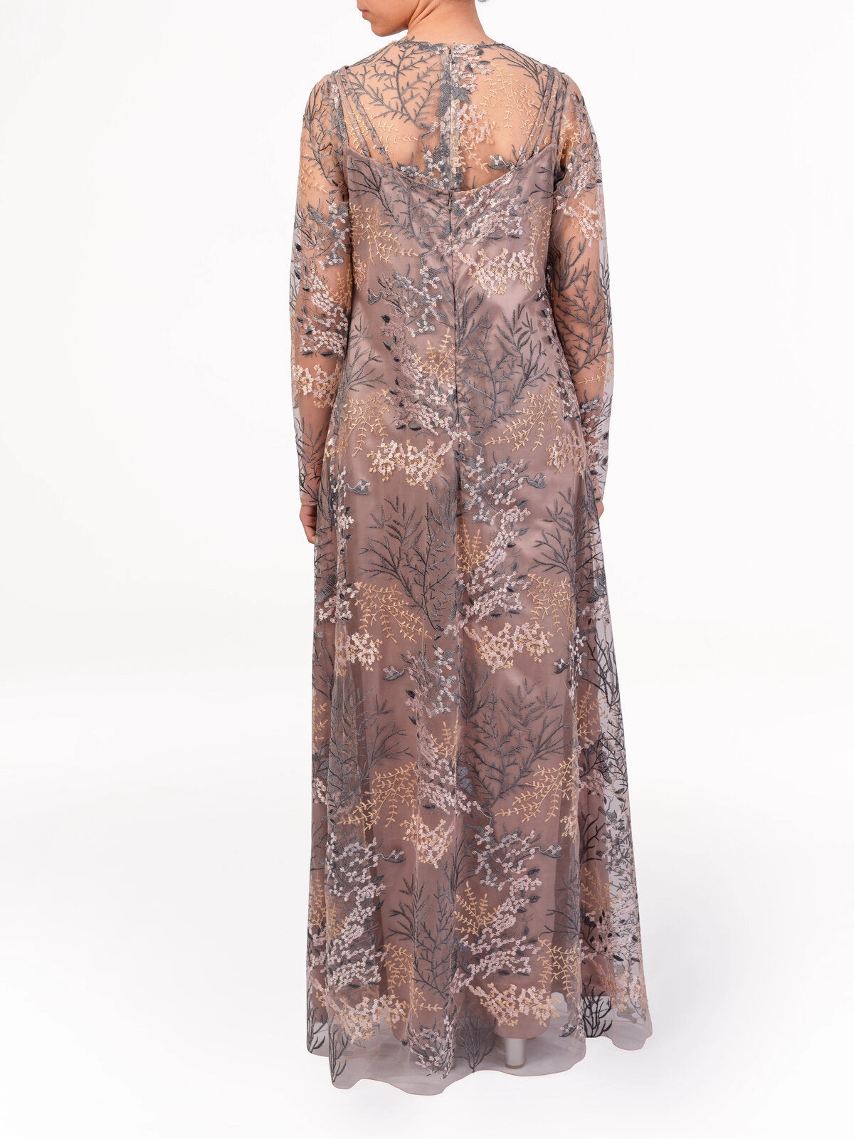 فستان فضي مع تطريز أخضر